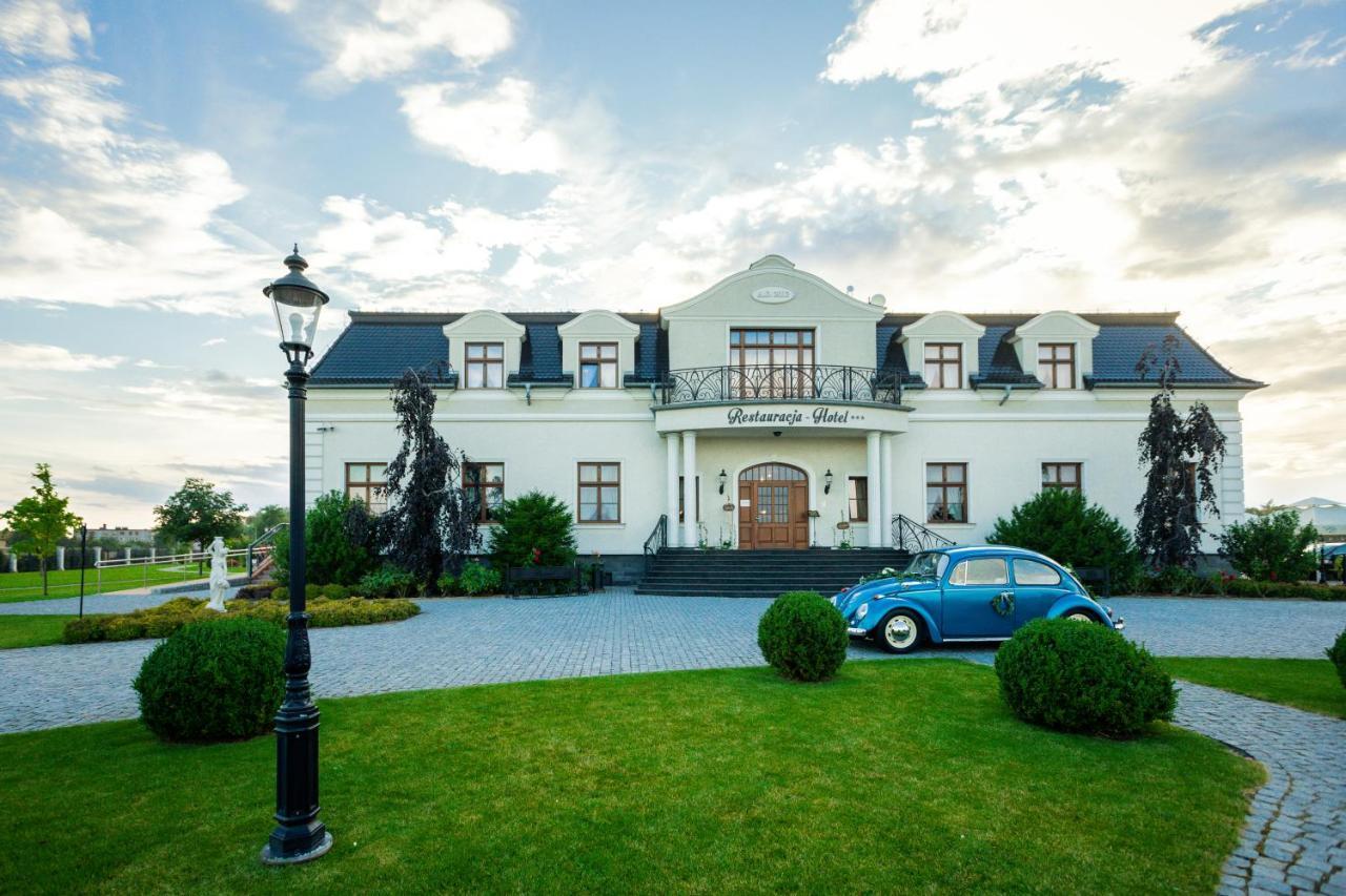 Dworek Komorno Exterior photo