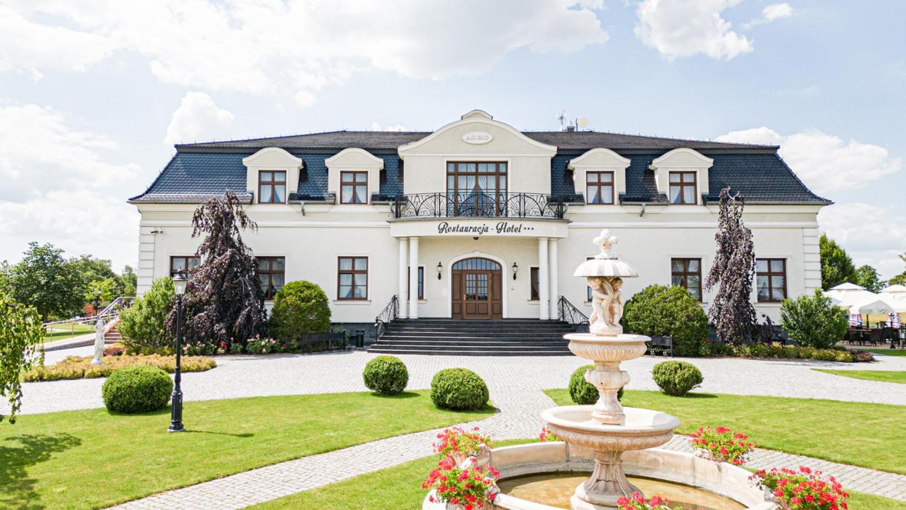 Dworek Komorno Exterior photo